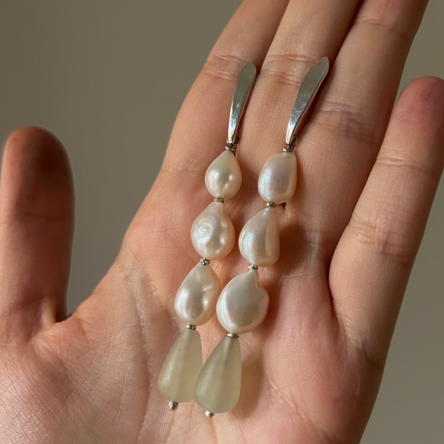 Three-pearl earrings