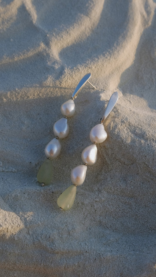 Three-pearl earrings